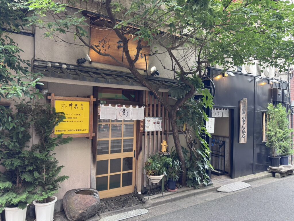 井泉本店の外観と暖簾の様子