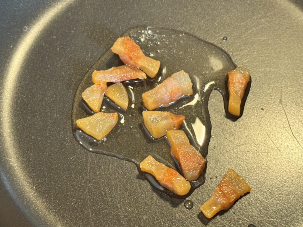 レンダリングが完了した脂とグアンチャーレのアップ写真