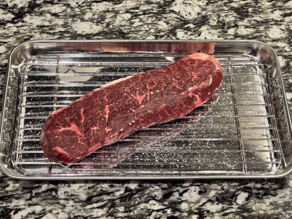オーケーストアで購入したグラム369円のオージービーフ。塩を振って冷蔵庫で1日乾燥させ、ルビー色になっている状態
