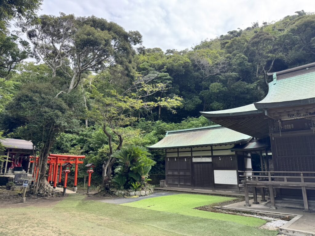 洲崎神社の御本殿の周囲