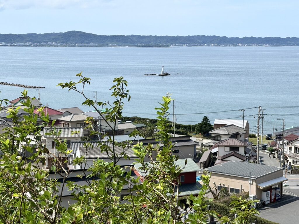 大福寺崖観音の参道から望む館山湾