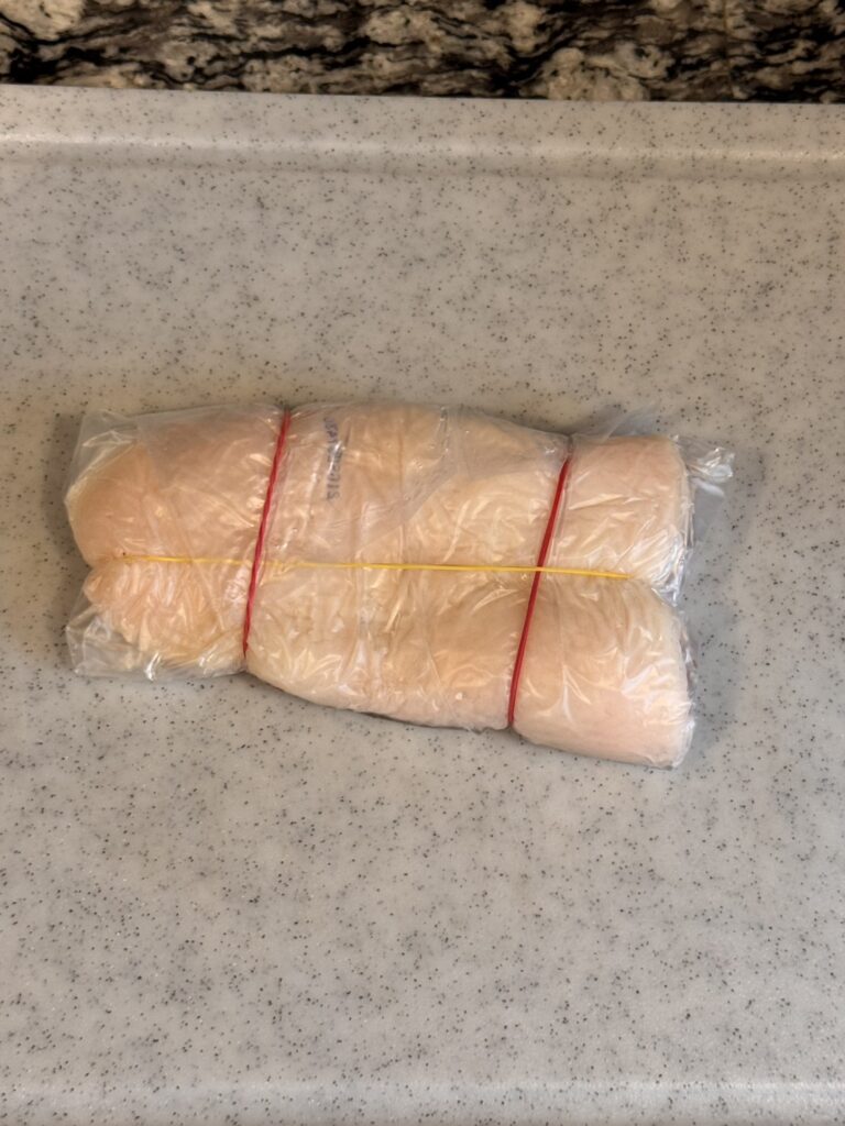 グアンチャーレ作成用の豚トロにピチットシートを巻いている写真