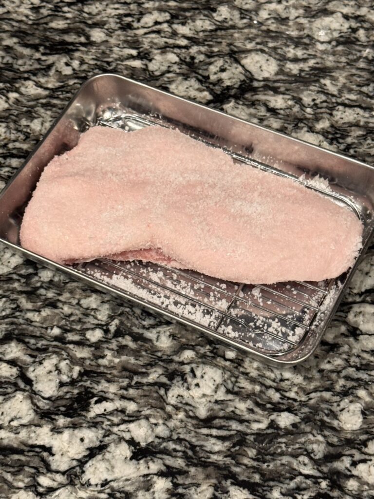 グアンチャーレ作成用の豚トロに塩をまぶしている写真のアップ