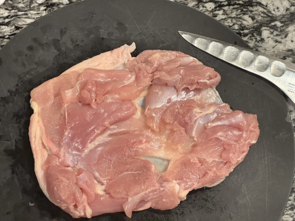 下処理のされた鶏もも肉の画像