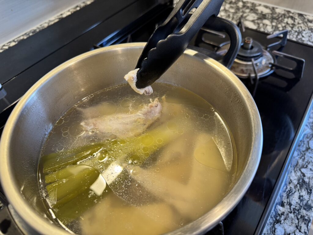 加圧後の圧力鍋で鳥がほろほろになっている様子