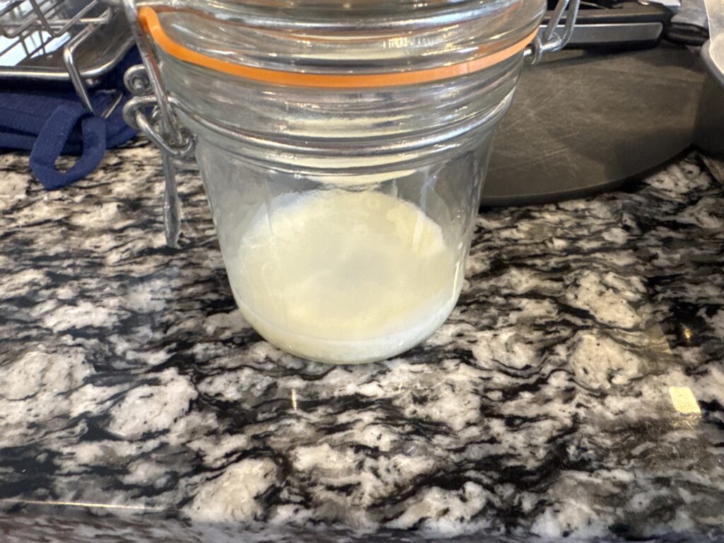 鶏油が冷えて固まっている写真