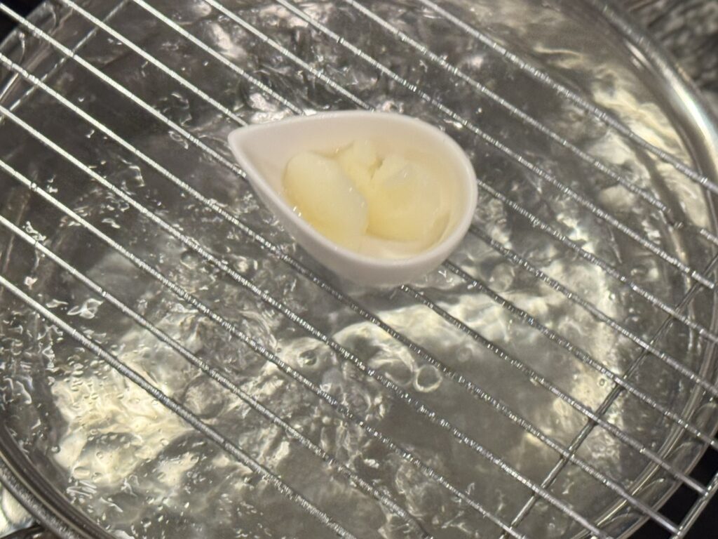 冷えて固まっている鶏油を溶かしている様子