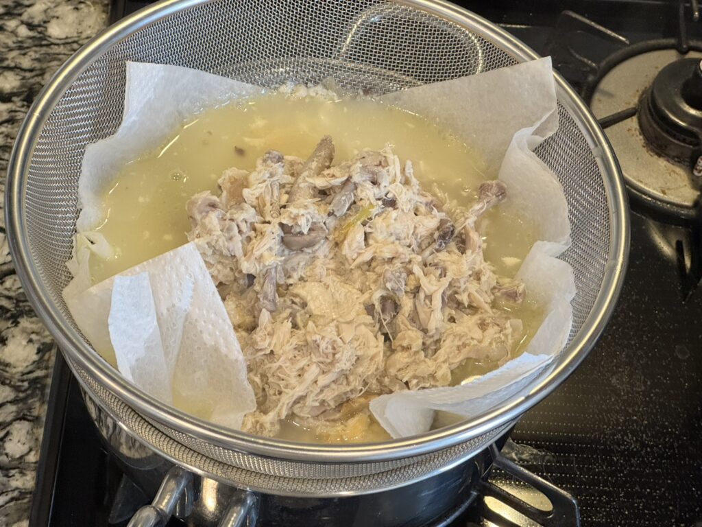 スープを濾している様子