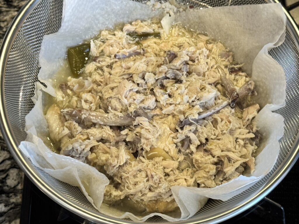 スープを濾している様子