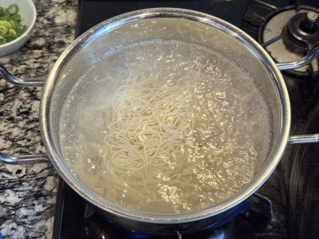 ラーメンを茹でている様子