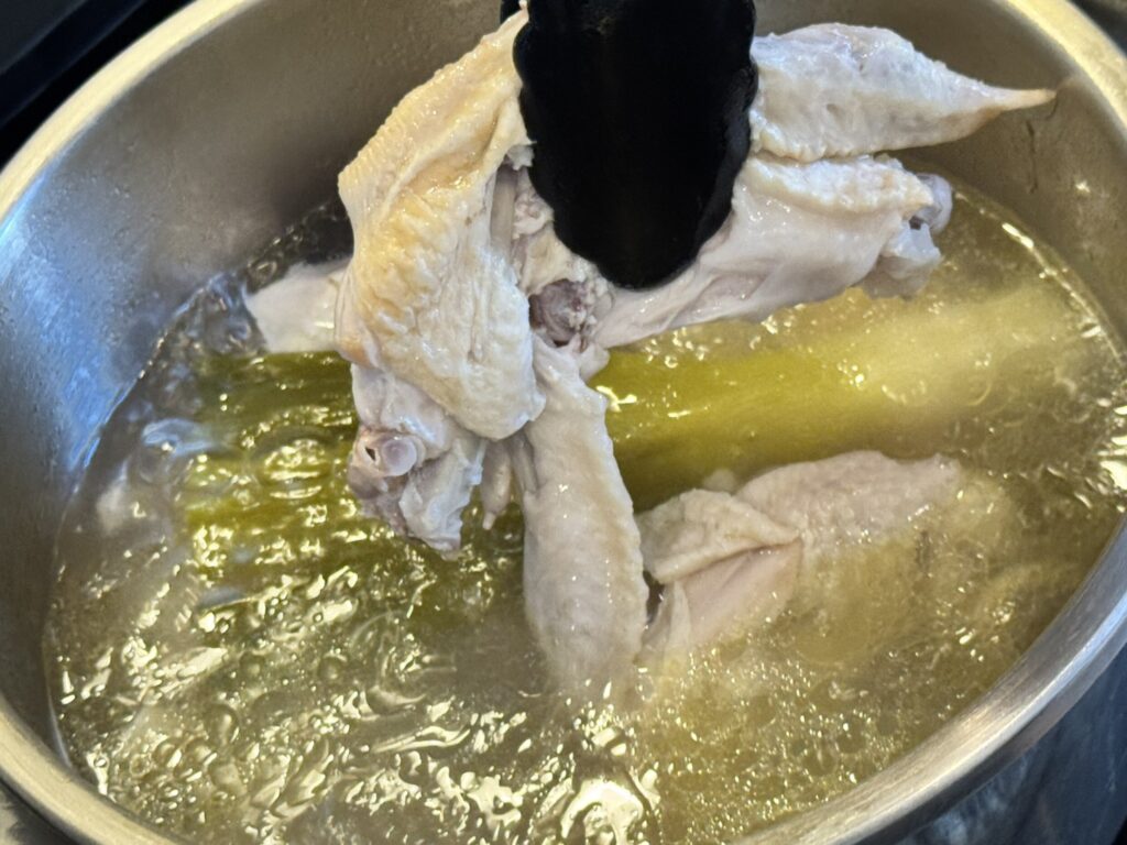 加圧後の圧力鍋で鳥がほろほろになっている様子