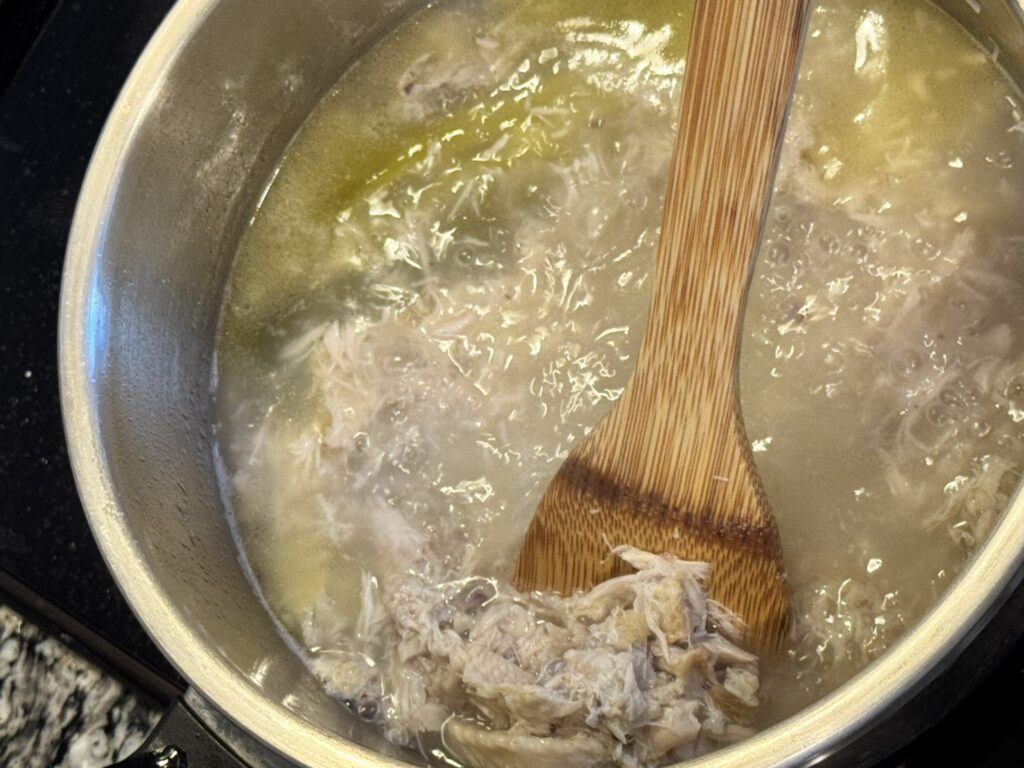 加圧後の圧力鍋で身と骨をバラバラにしている様子