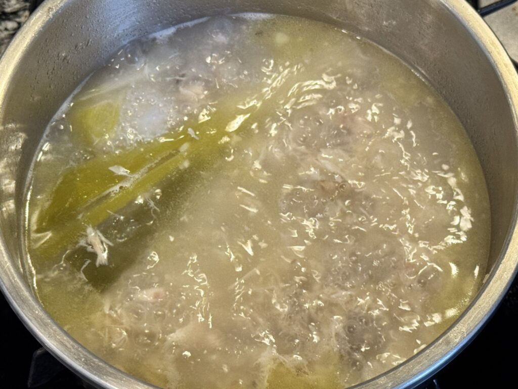 加圧後の圧力鍋で骨を割った後に煮込んでいる様子