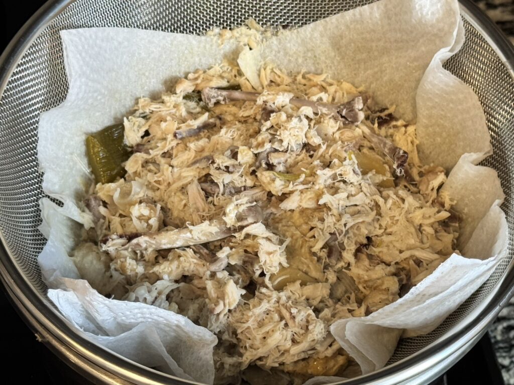 スープを摂り終わった骨と身の写真