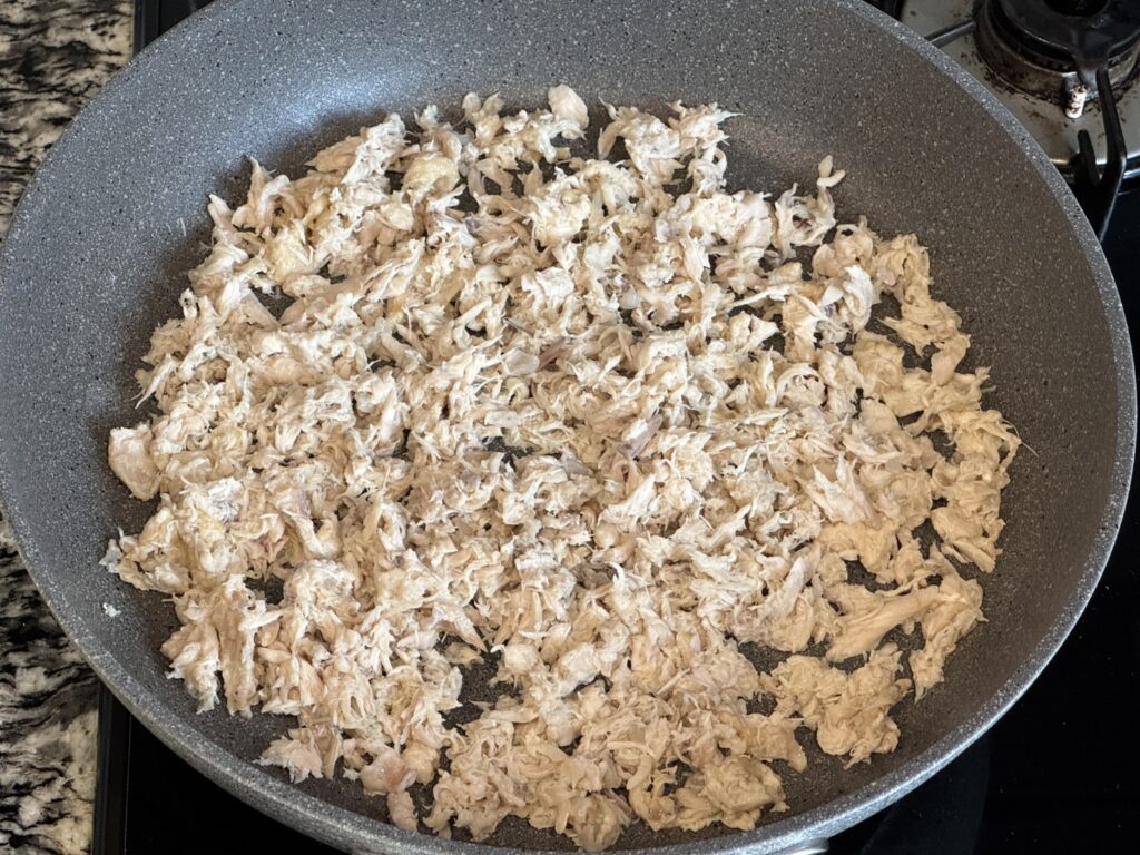 身だけを取り出してフライパンに並べている様子