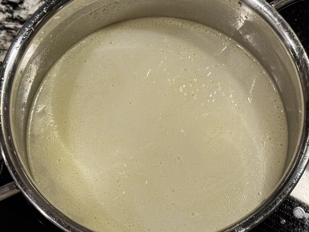 冷えて煮凝りになったスープの様子