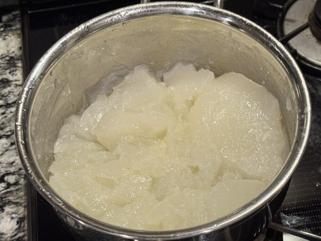 冷えて煮凝りになったスープの様子