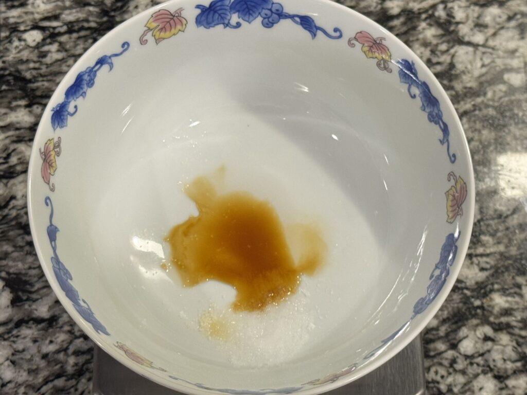 どんぶりに塩、醤油、酒、みりんを混ぜている様子