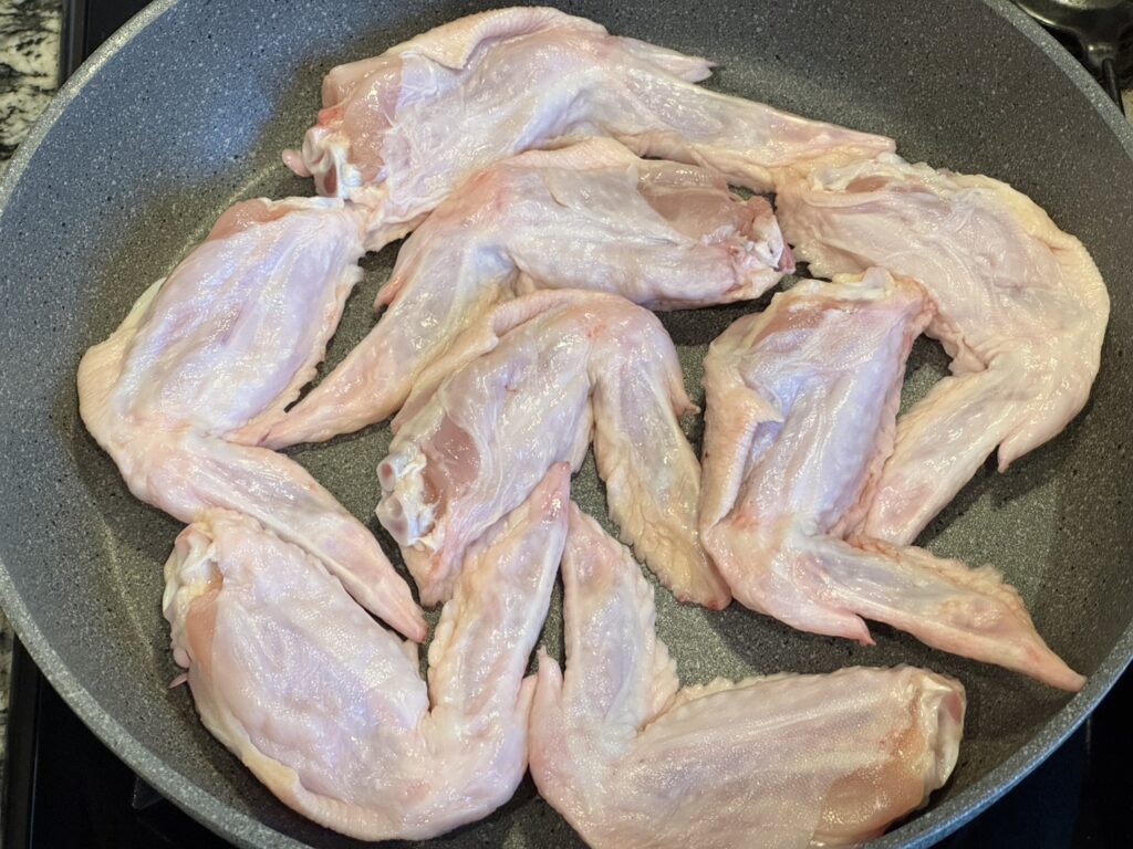 手羽先を香ばしく焼いて鶏白湯ラーメン用スープの旨味を引き出す工程