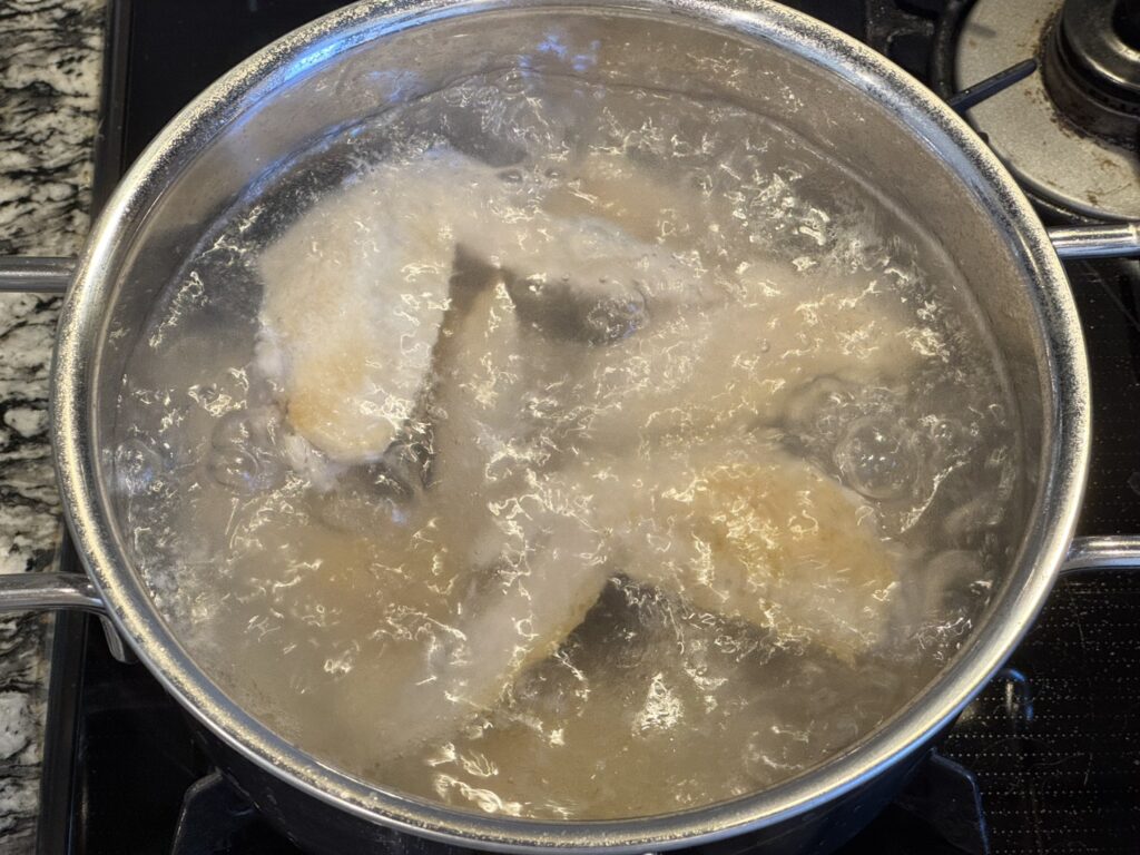 焼いた手羽先を鍋で沸騰させている様子
