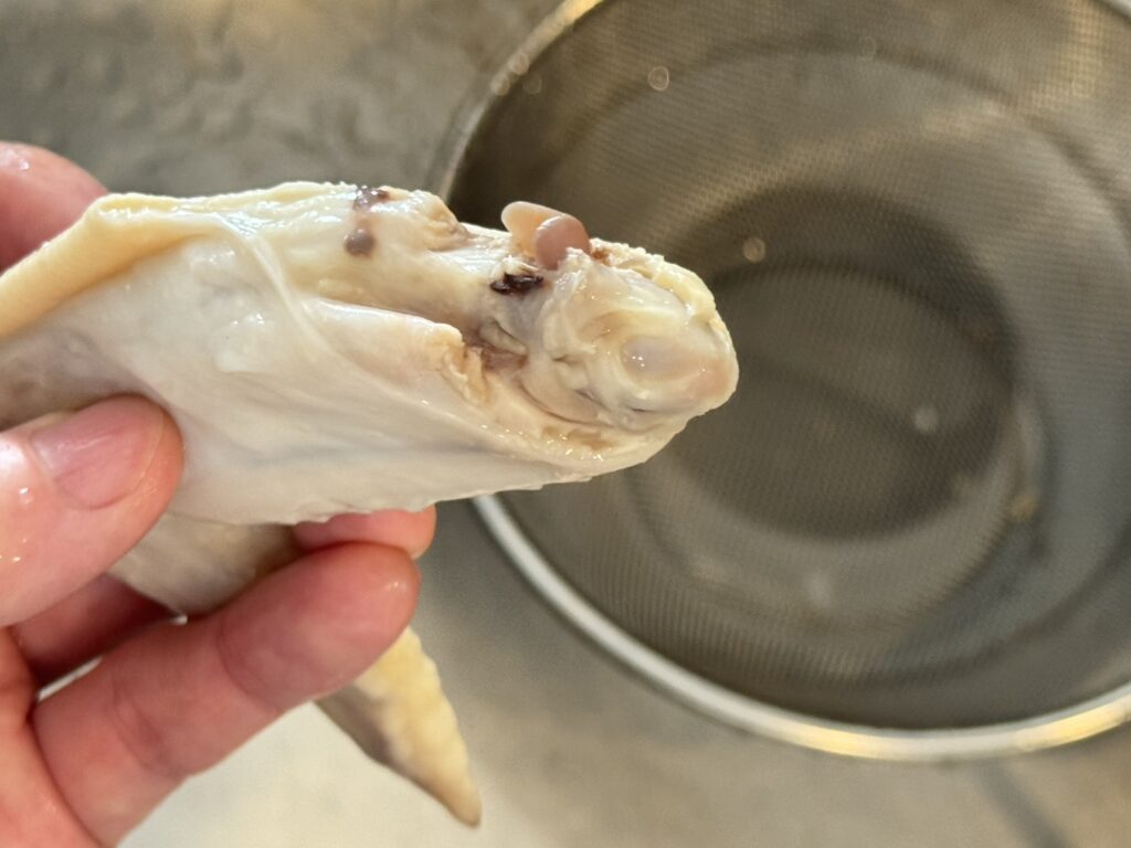茹でた手羽先のアップ