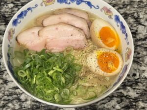 圧力鍋で作る濃厚鶏白湯ラーメンの完成写真｜手羽先だけで作る白濁スープ