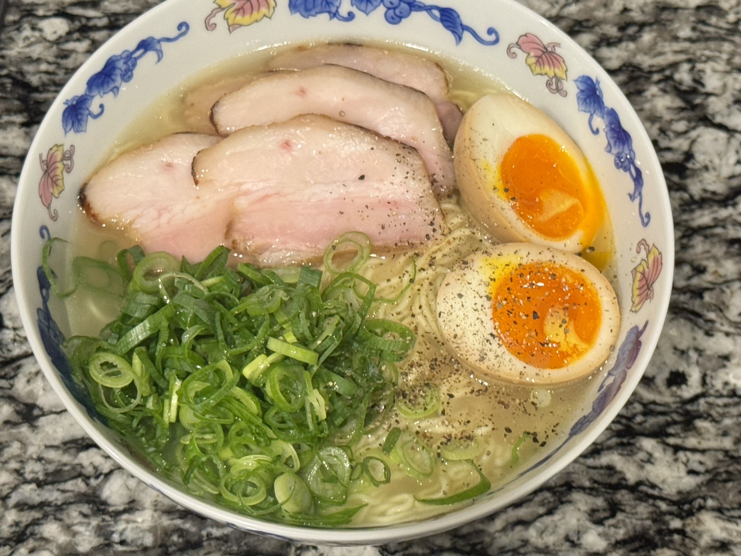 圧力鍋で作る濃厚鶏白湯ラーメンの完成写真|手羽先だけで作る白濁スープ