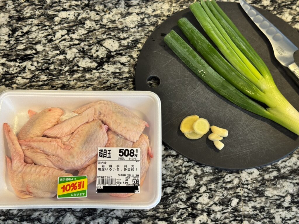 手羽先とネギ、にんにく、しょうがの写真