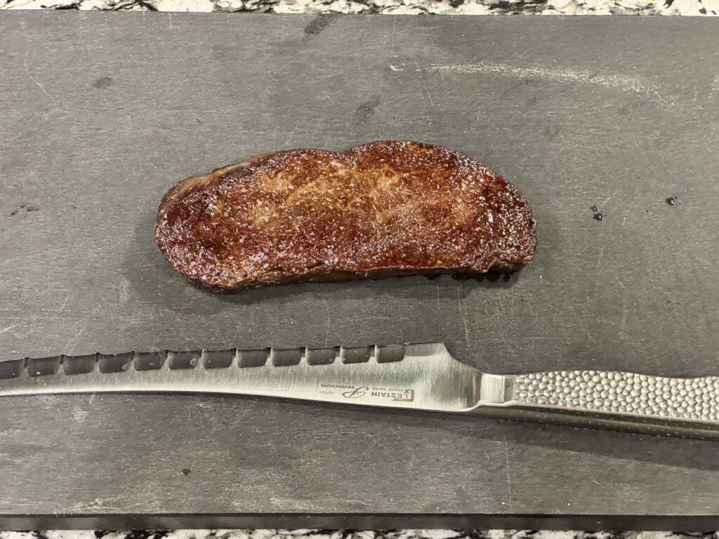 アロぜが完了したステーキ肉とグレステンのスライスナイフ