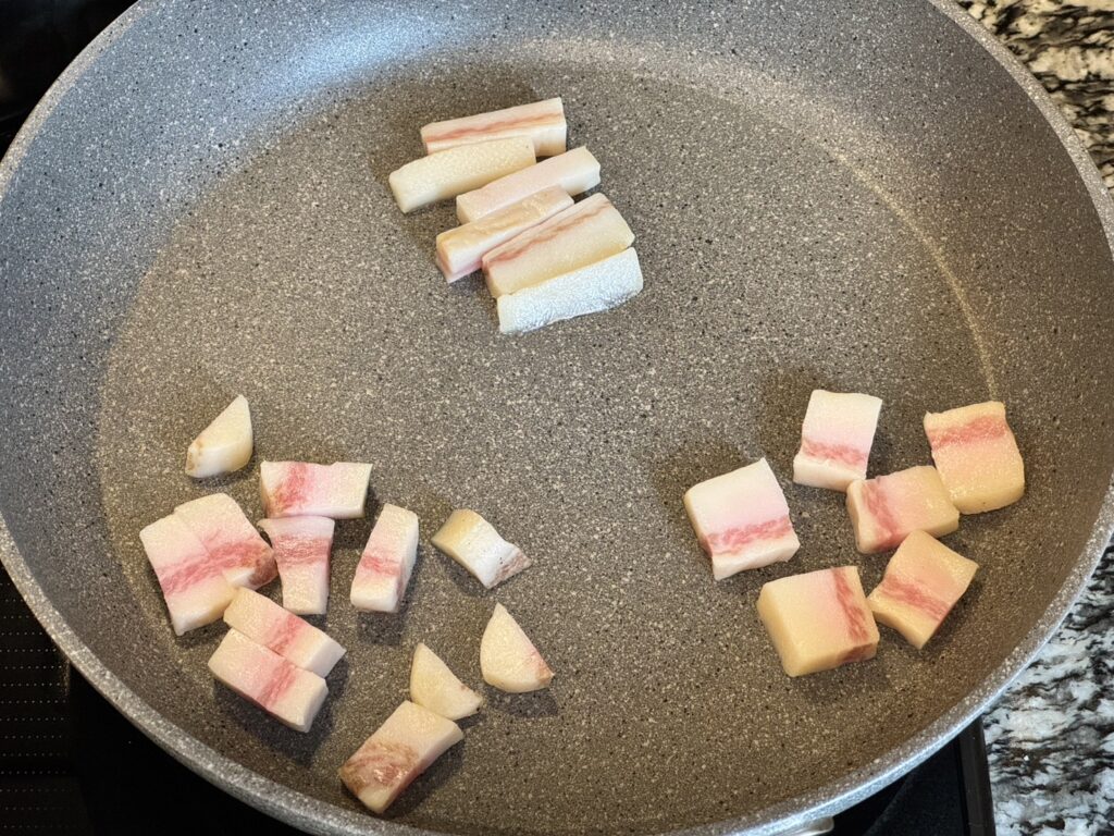 グアンチャーレをフライパンに並べている写真