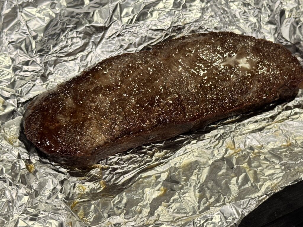 火入れ後に休ませて落ち着いたステーキ肉