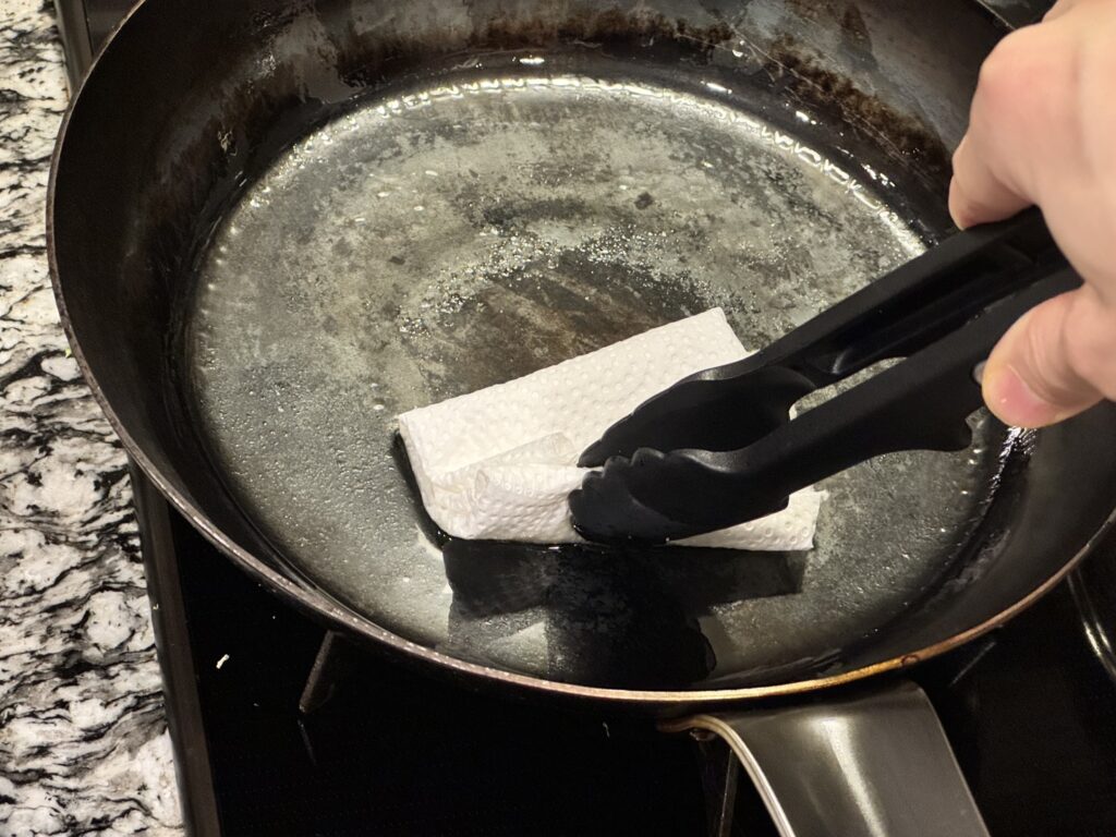 山田鉱業所の厚さ2.3mmの鉄フライパンに油を馴染ませている状態