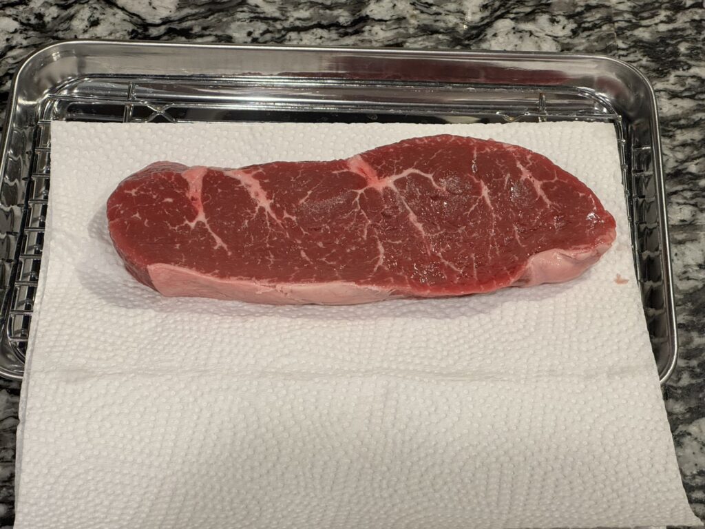 バットに載せたオーケーストアで購入したグラム369円のオージービーフ
