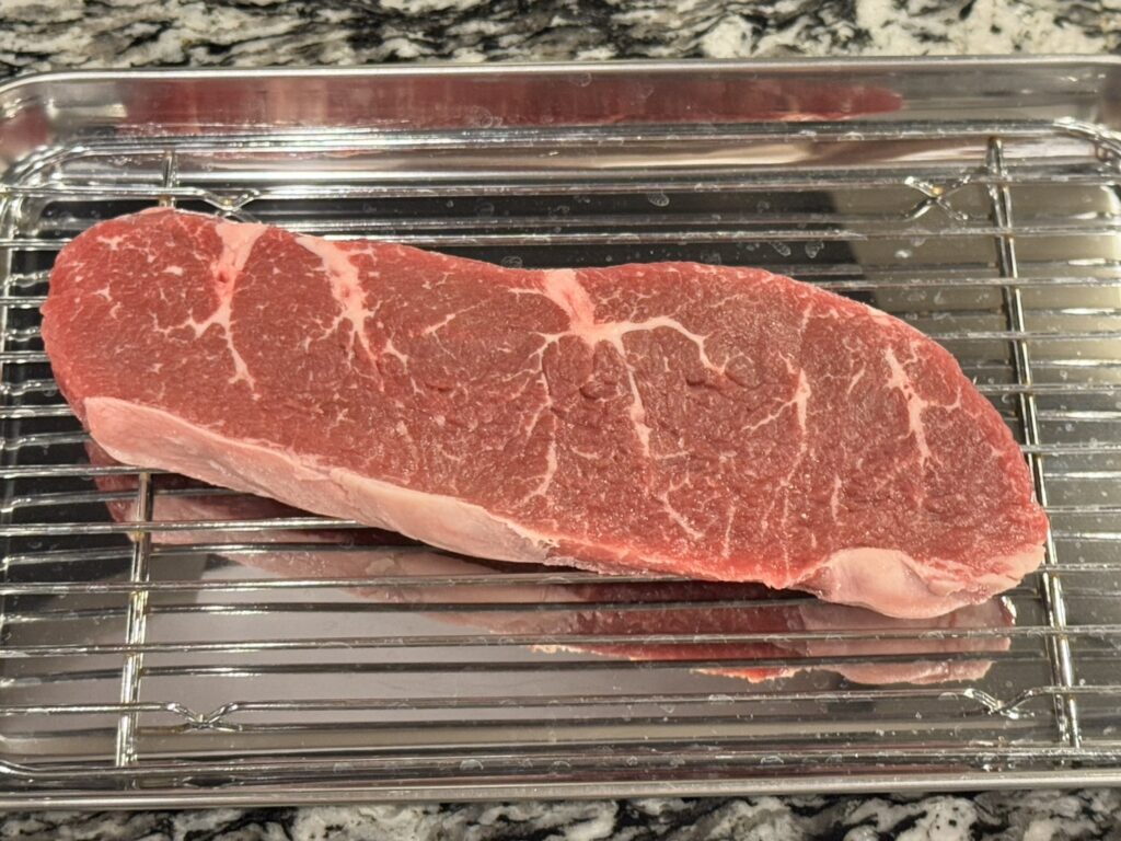 キッチンペーパーでドリップを拭いたあとのオーケーストアで購入したグラム369円のオージービーフ