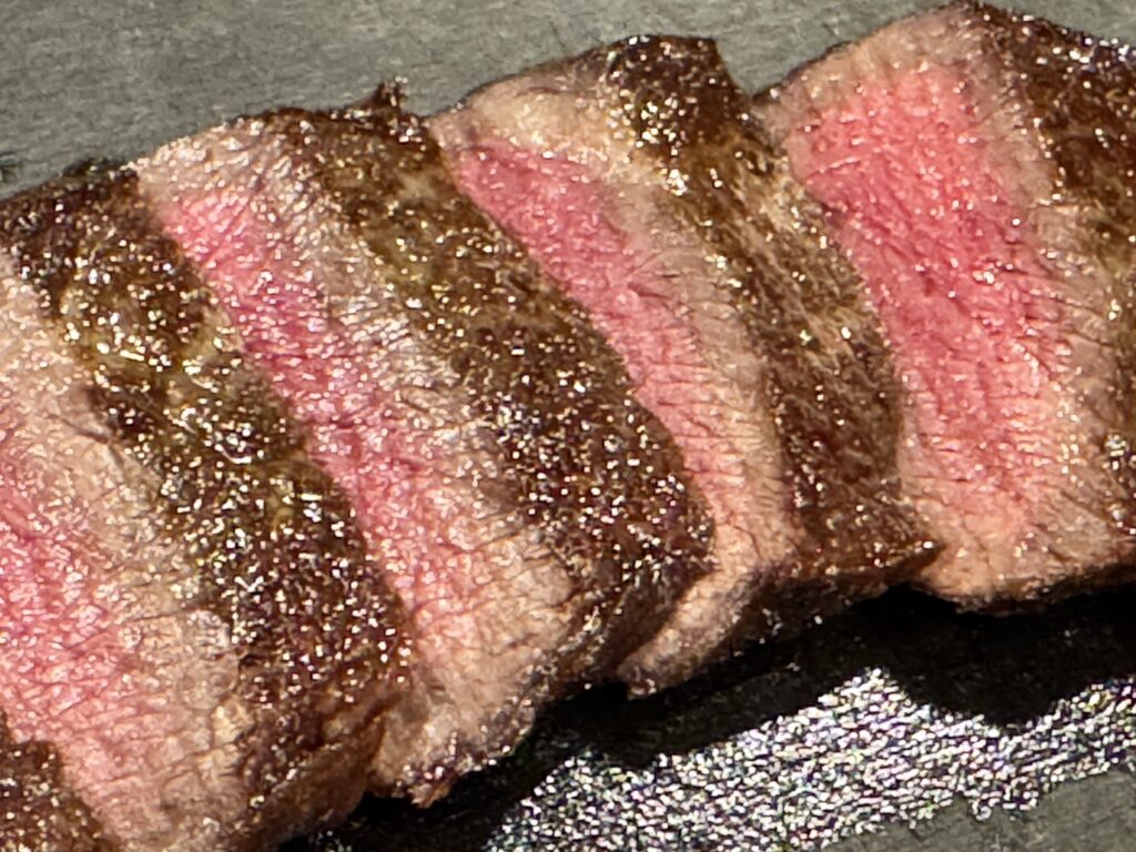 扇状に美しく並べられた牛ステーキのスライスのアップ写真