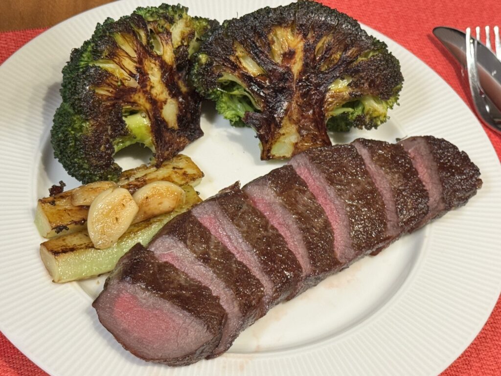 ミディアムレアに仕上げたステーキのワンプレート。ブロッコリーステーキとローストニンニクを添えた、彩り豊かなメインディッシュ。