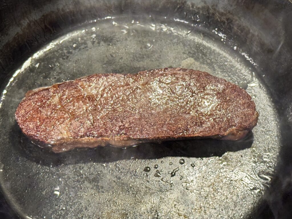 ルビー色のオージービーフを両面焼いている写真