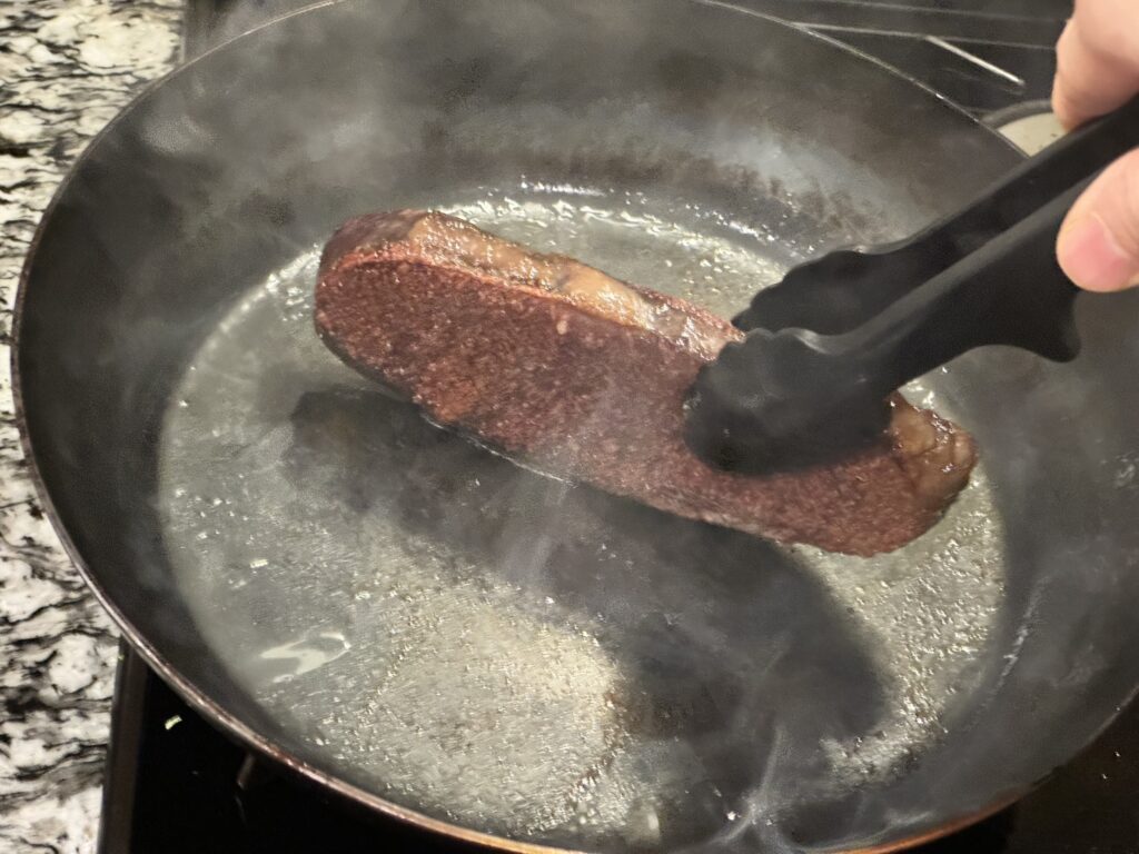 オージービーフの側面を焼いている写真