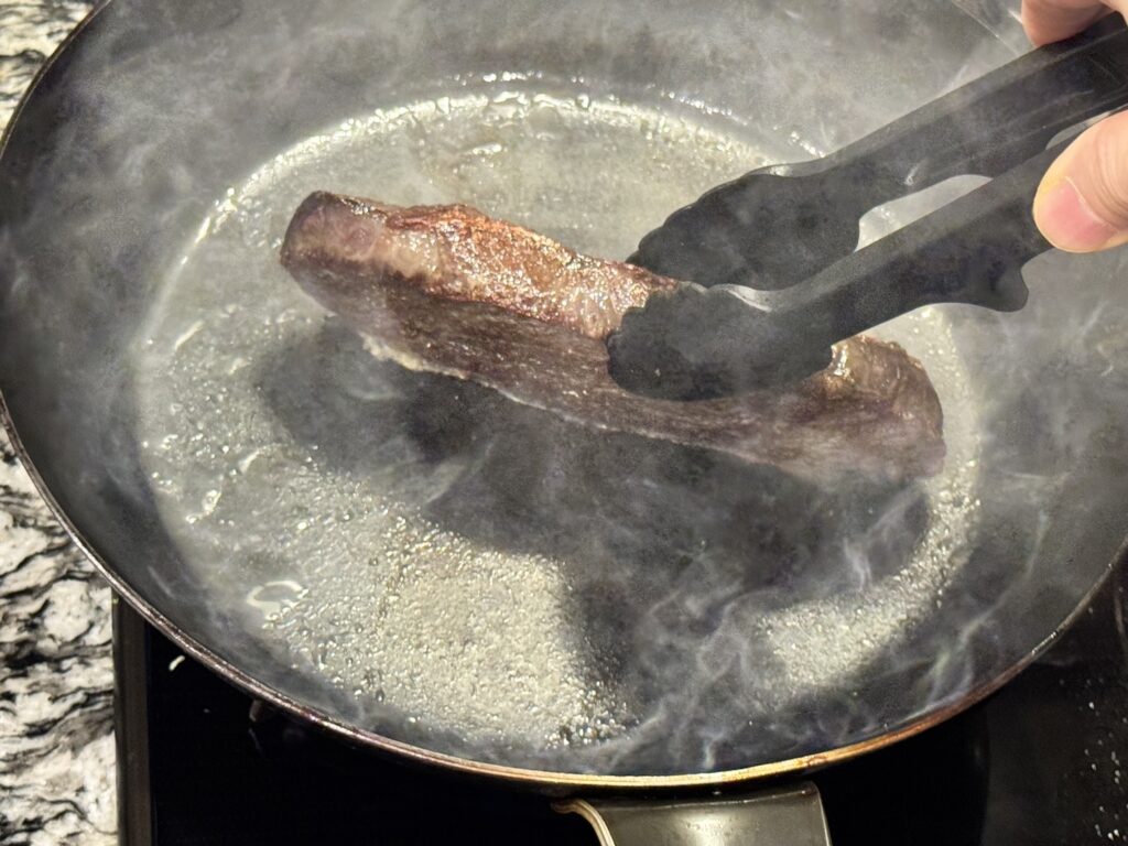 オージービーフの側面を焼いている写真