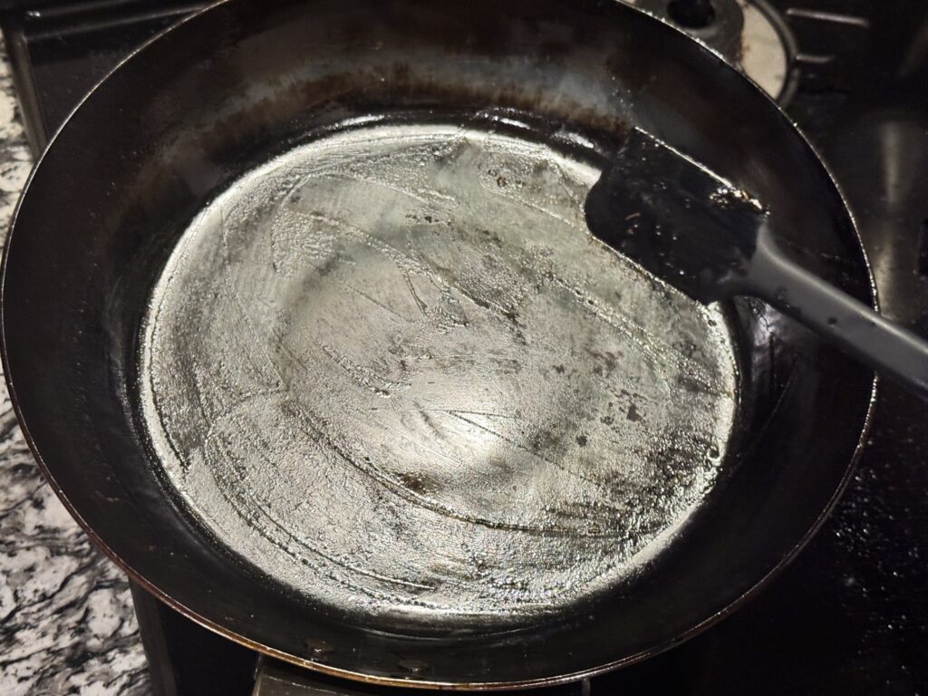 ゴムベラでソースをキレイに拭った様子