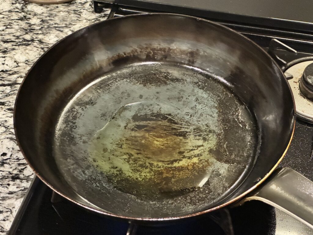 山田工業所の鉄フライパンにオリーブオイルを入れた様子