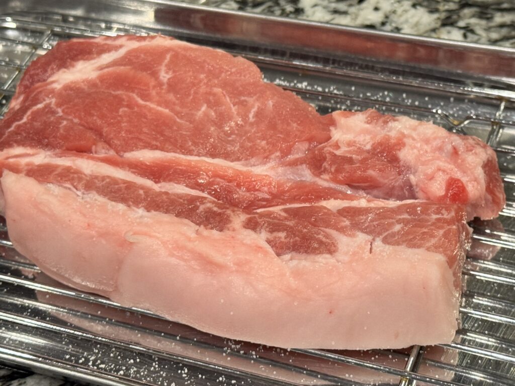 4時間乾燥させた豚肉のアップ