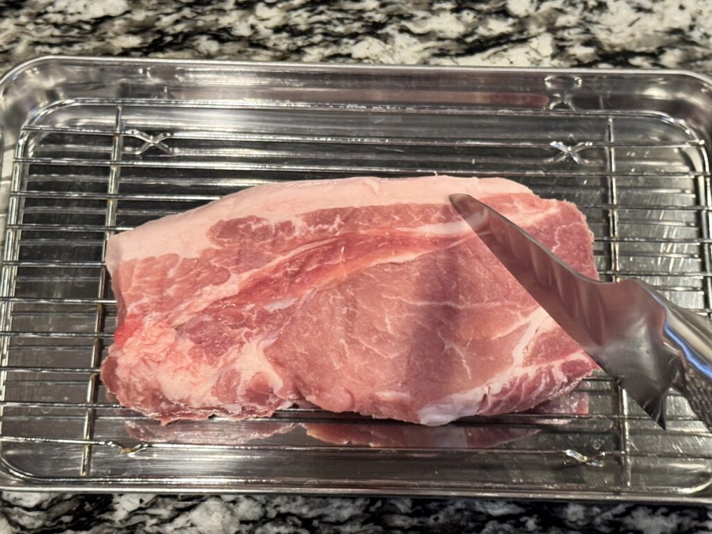 豚肉の筋を切っている写真