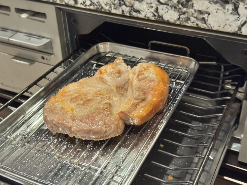 焼き上がった豚肉を魚焼きグリルで保温している様子