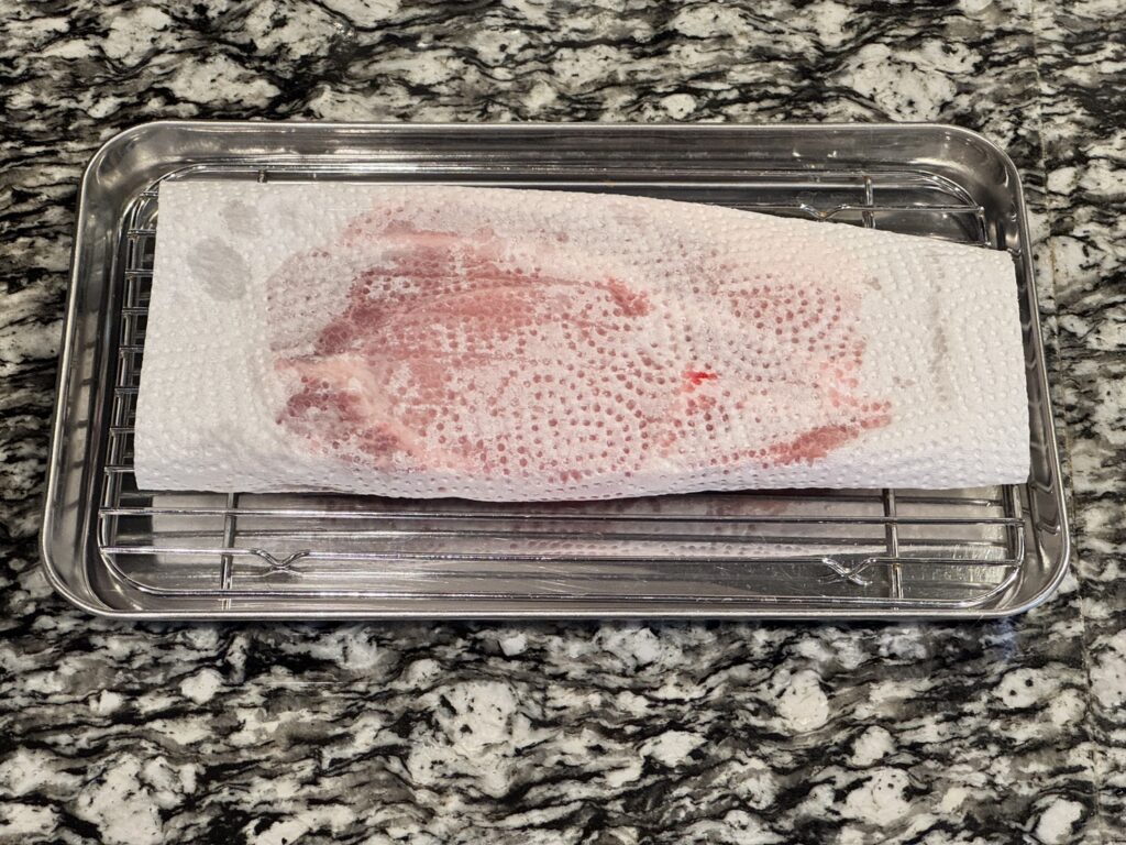 豚肉のドリップを拭いている状況