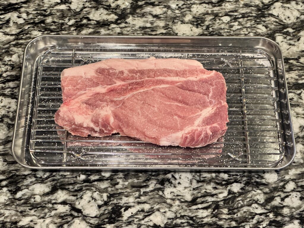 筋を切った豚肉にアルペンザルツの塩を満遍なく振りかけた写真